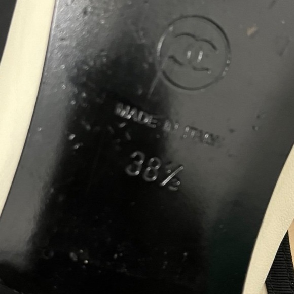 Authentic Chanel ballet flats white and black.
Classic shoes in good used cond - Picture 9 of 10